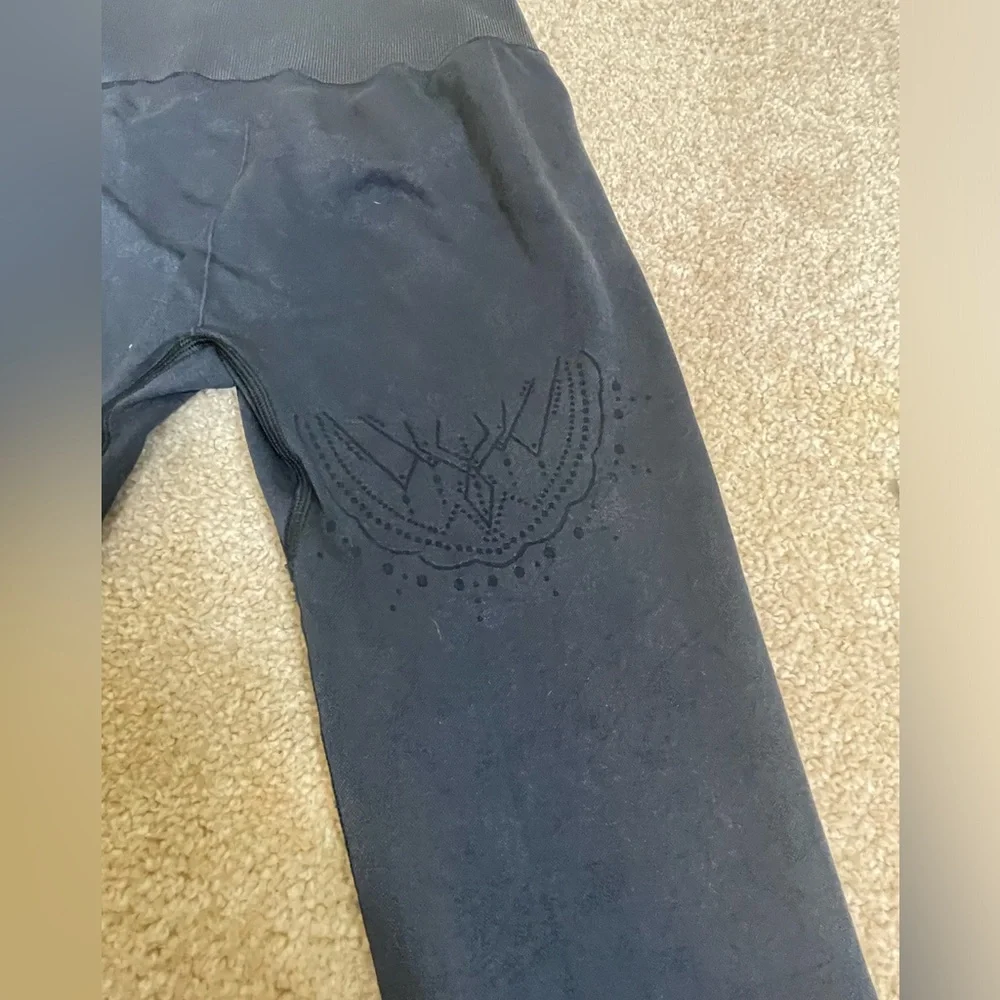 GYMSHARK black textured leggings with designs on front size XS - Picture 4 of 8